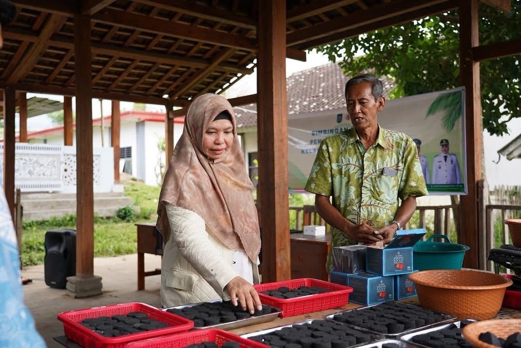 Kepala Disperin NTB Hj Nuryanti (kiri) saat melihat hasil briket organik buatan pelaku IKM kelapa.