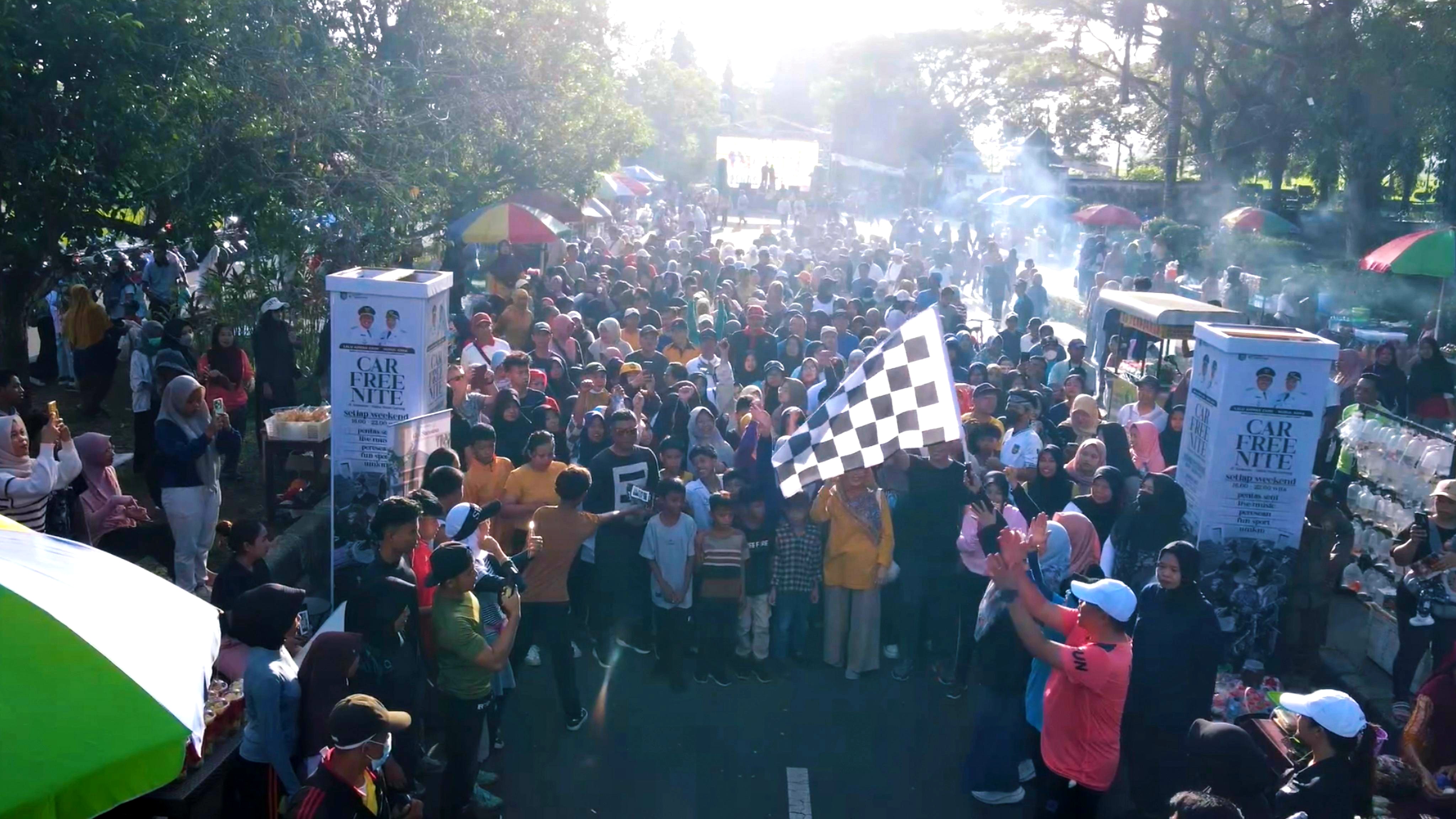 MAKIN RAMAI: Peserta fun walk saat car free day Gerung, Minggu (1/6) makin ramai setiap akhir pekan.