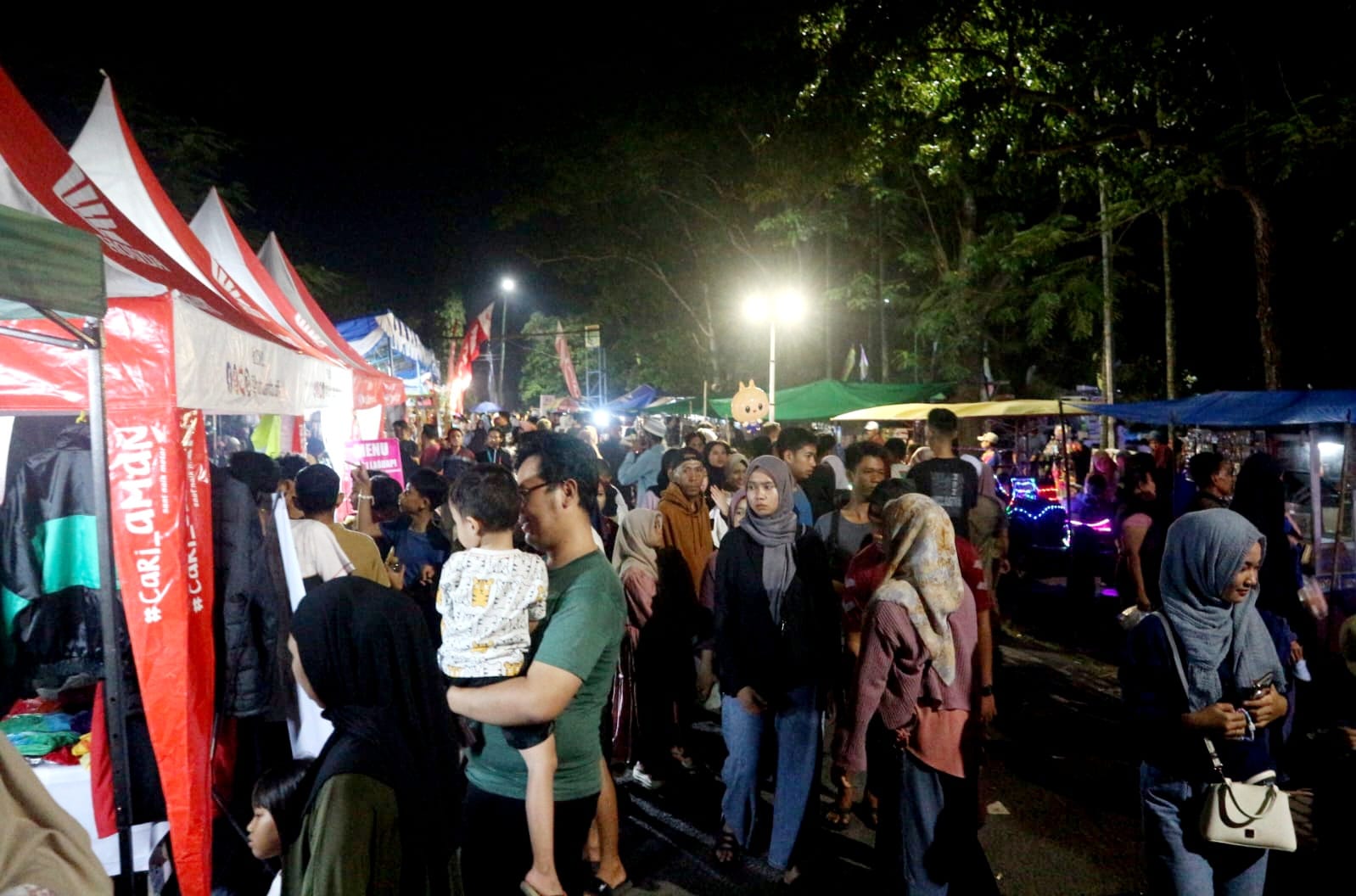 MENGGELIAT: Car Free Night yang diadakan setiap akhir pekan di Taman Kota Gerung menghidupkan aktivitas sosial ekonomi masyarakat Lobar terutama pelaku UMKM.