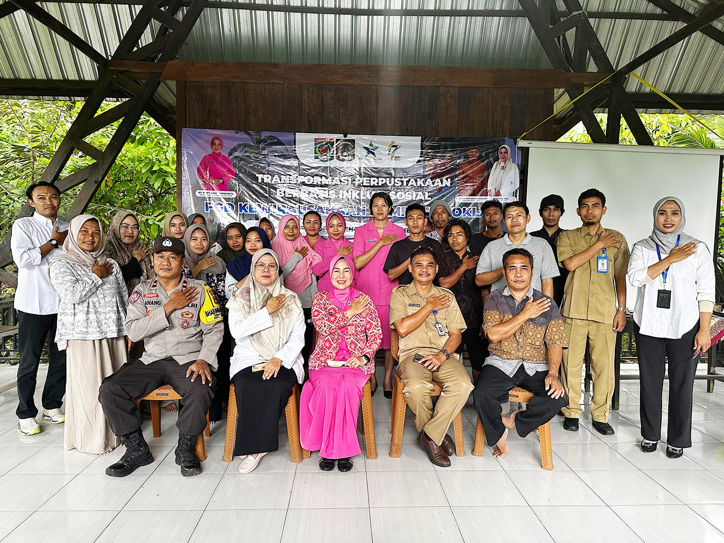 Ketua Bhayangkari Cabang Lombok Utara Ny. Heny Agus Purwanta (tengah) menyebut potensi Kampung Cokelat Senara sangat besar.