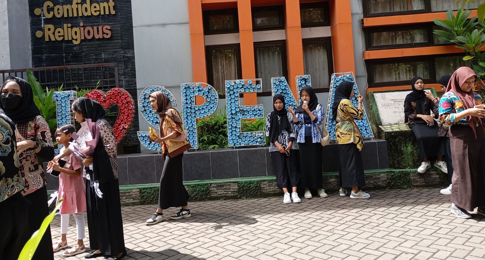 Siswa SMPN 6 Mataram pada pelepasan siswa kelas IX di sekolah setempat, Senin (2/6).