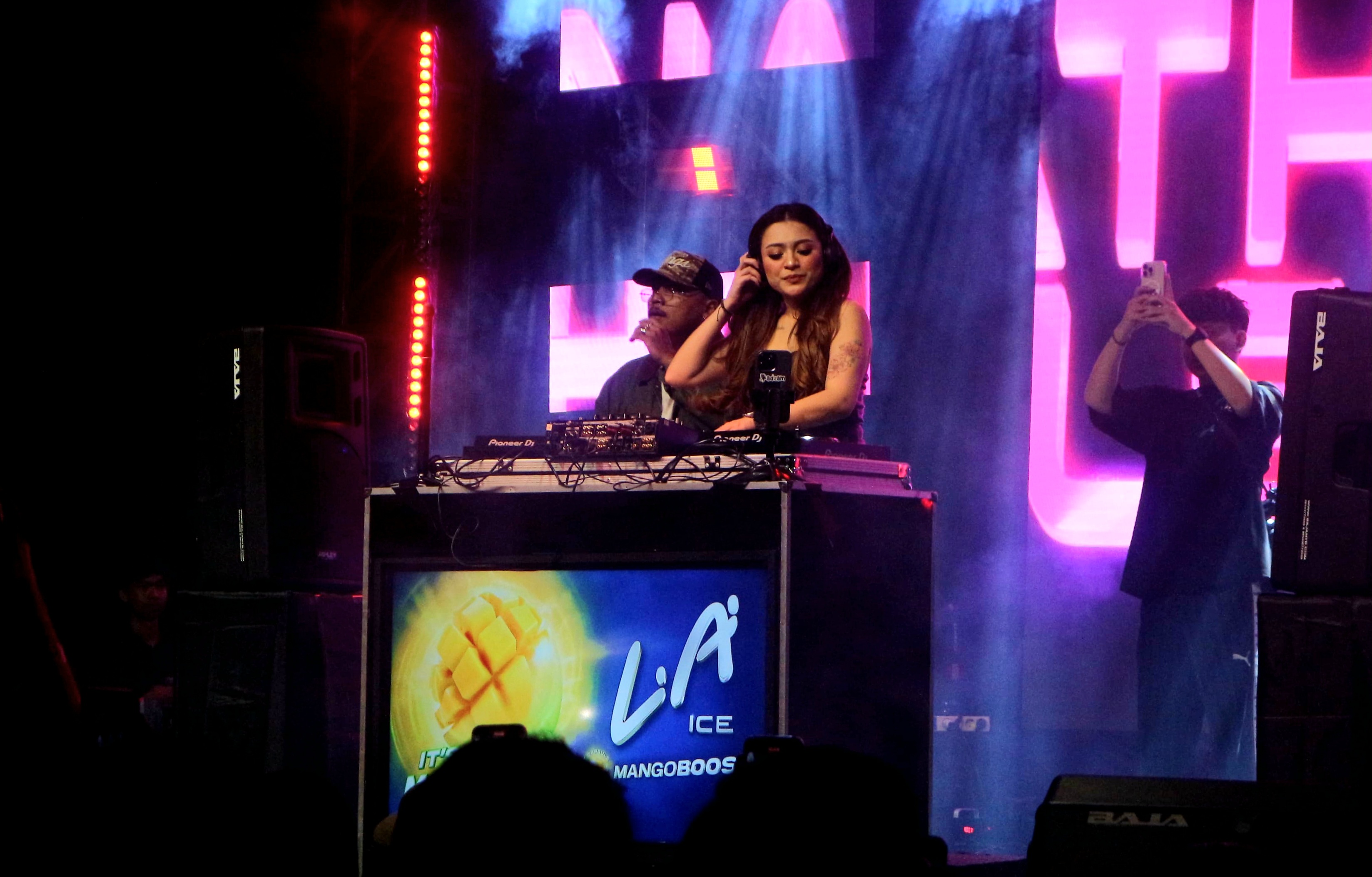 PUKAU PENONTON: FDJ Nathalie Holscher berhasil memukau penonton dalam malam spektakuler Merumatta Xclusive Party Vol.2 di tepi Pantai Senggigi, Sabtu (31/5).