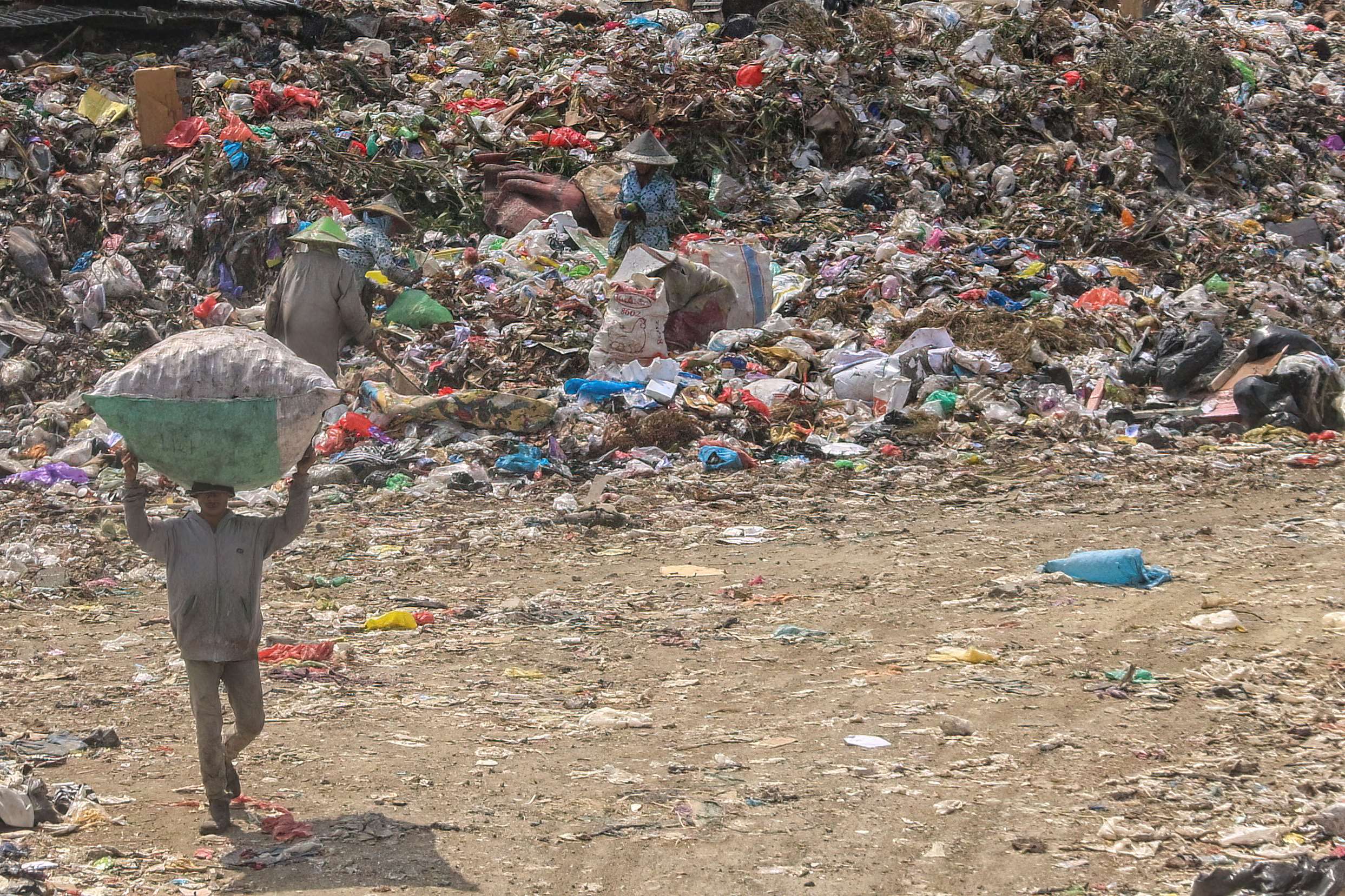 Pemulung memilah sampah, mengambil sampah yang bernilai seperti plastik, kertas, logam, dan kaca, sehingga mengurangi jumlah sampah yang perlu diolah di TPA.