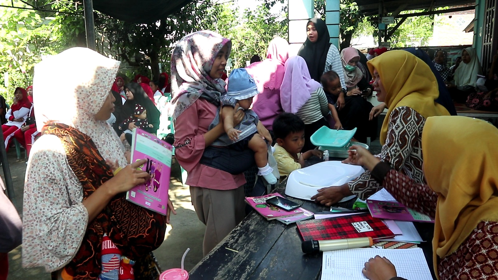 Sejumlah anak balita beserta ibu mengikuti kegiatan posyandu di Pujut, Lombok Tengah, beberapa waktu lalu.