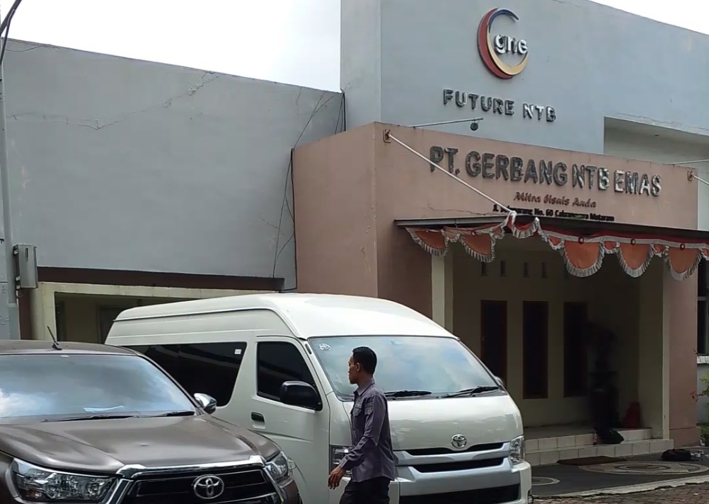 LAKUKAN PENYELIDIKAN: Tim dari Kejati NTB naik ke atas mobil usai mendatangi kantor PT GNE, beberapa waktu lalu.&nbsp;