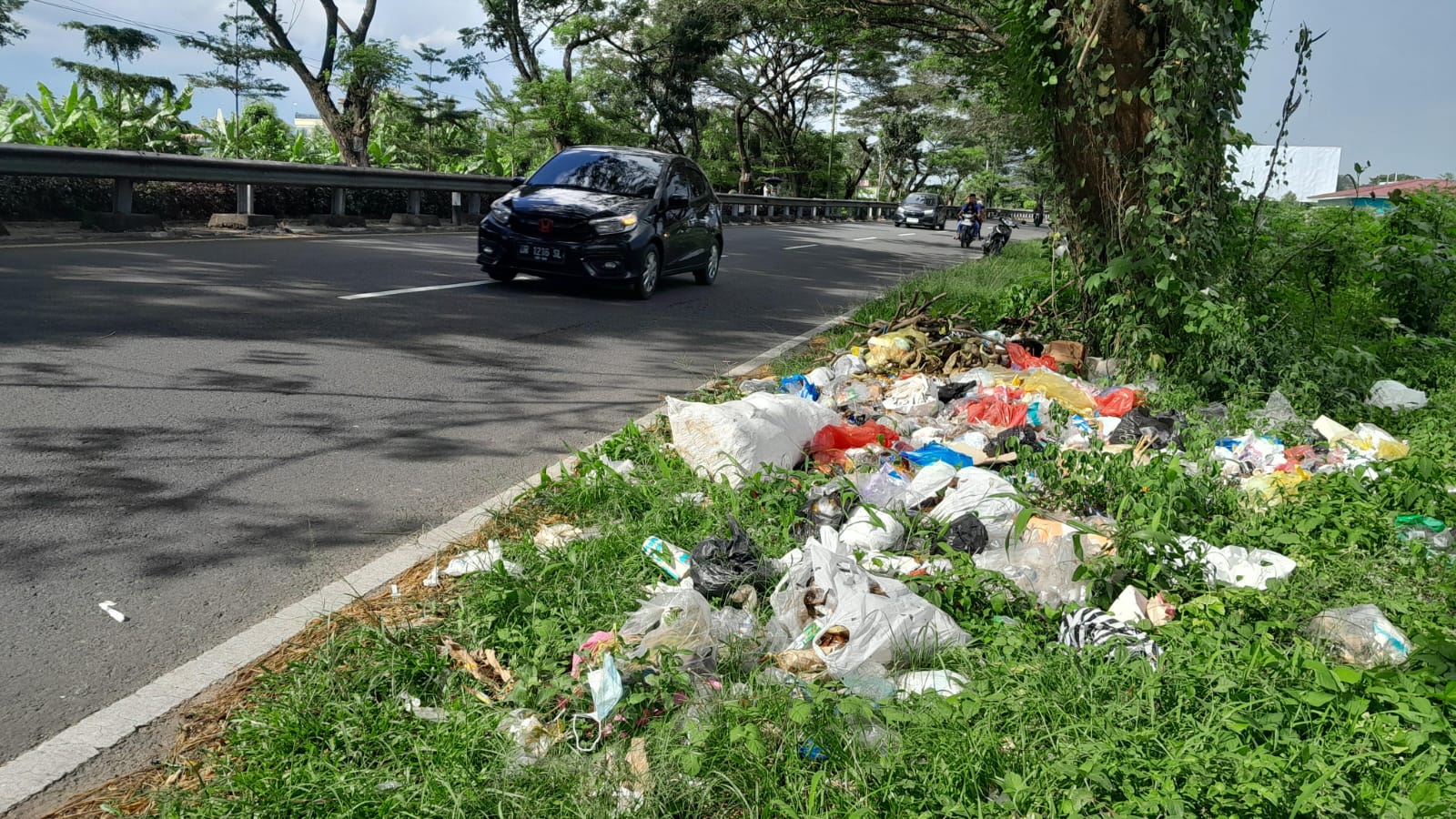 JADI MASALAH: Tumpukan sampah dan TPS liar di jalur by pass bandara wilayah Kecamatan Kuripan sangat mengganggu dan menimbulkan bau busuk.