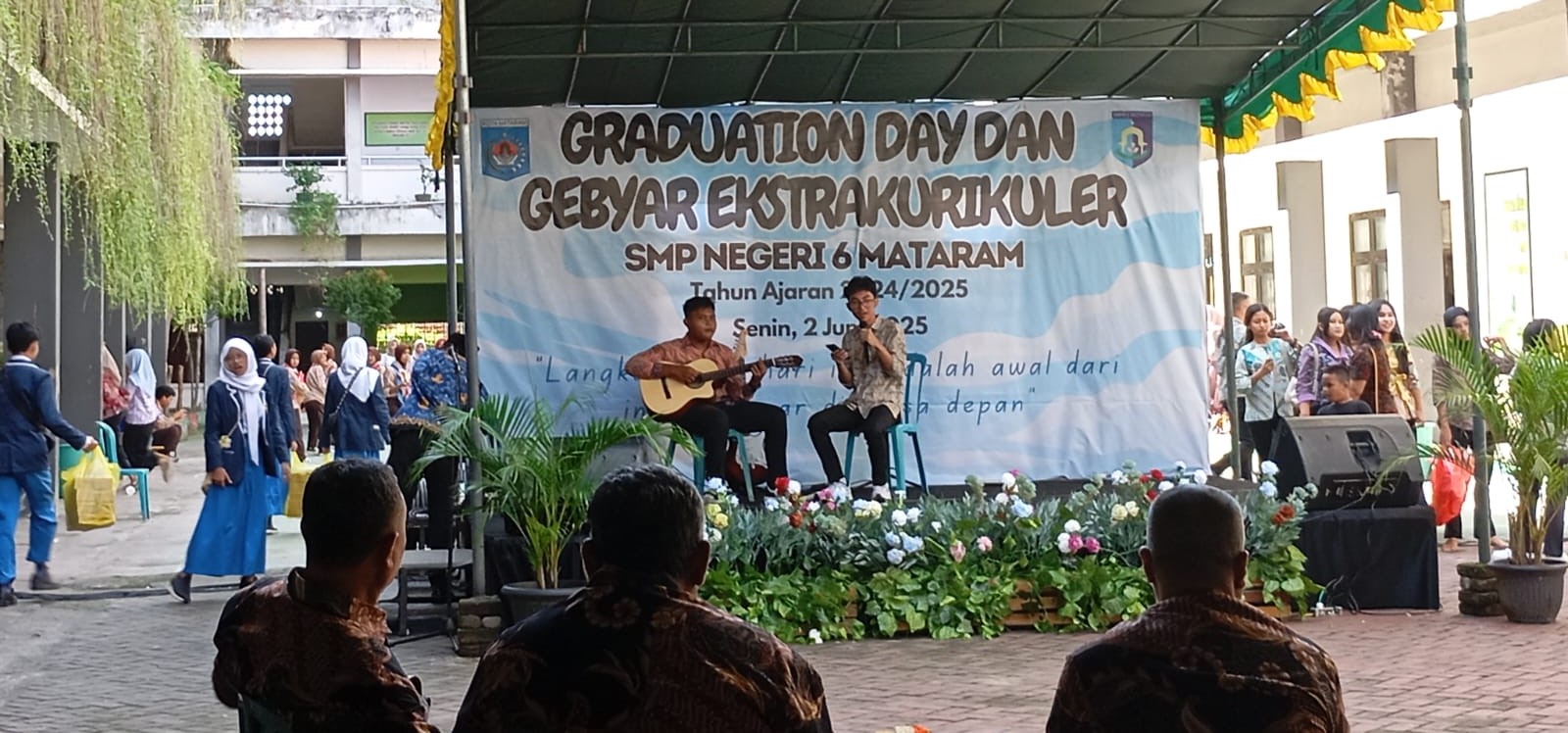 Siswa SMPN 6 Mataram membawakan lagu pada pada pelepasan siswa kelas IX di halaman sekolah setempat, Senin (2/6).