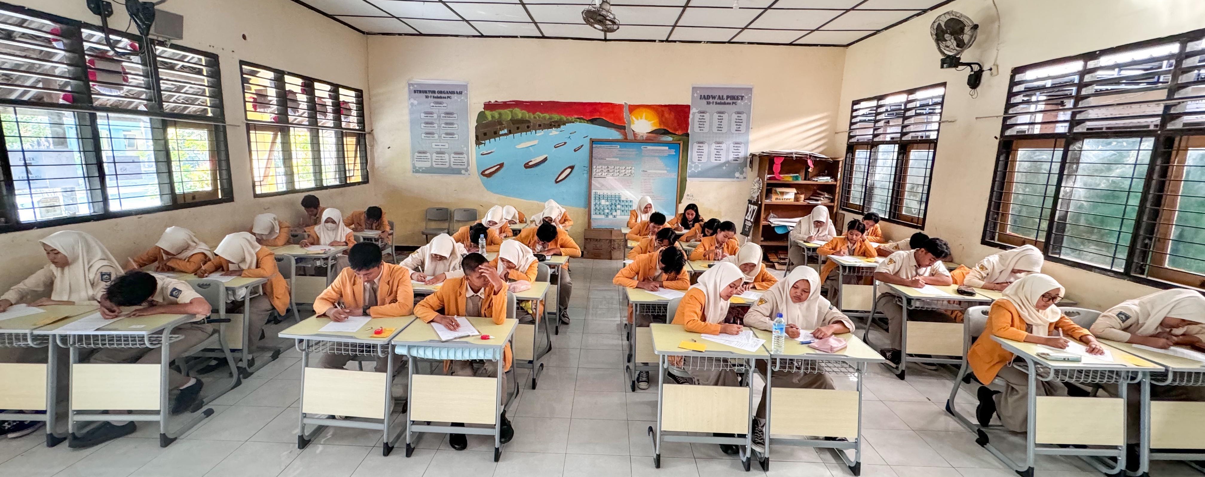 Siswa SMAN 3 Mataram melaksanakan ujian semester di sekolah setempat, belum lama ini.
