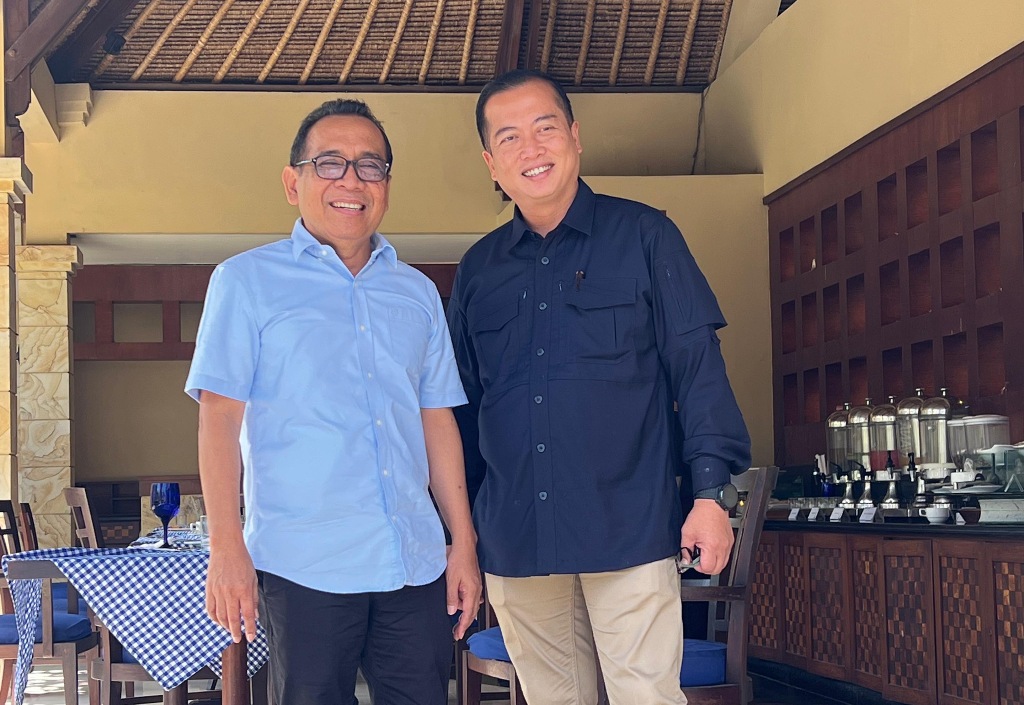 BERSAMA MENKO PMK: Gubernur NTB Lalu Muhamad Iqbal (kanan) berfoto bersama Menko Koordinator Bidang Pembangunan Manusia dan Kebudayaan (PMK) Pratikno di Hotel Merumatta, Senggigi, Lombok Barat.