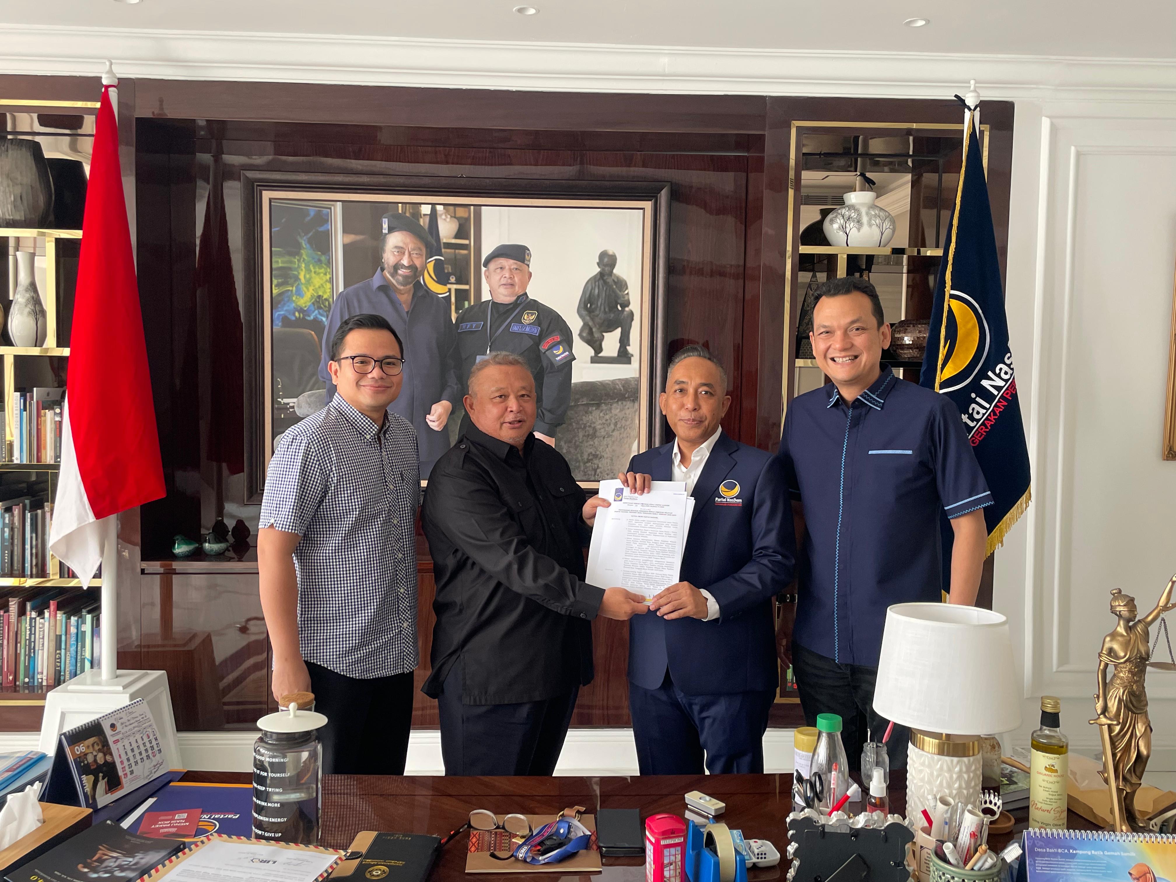 TERIMA SK: Mori Hanafi (dua dari kanan) menerima SK sebagai Ketua DPW Nasdem NTB dari DPP partai Nasdem,  Senin (2/6)