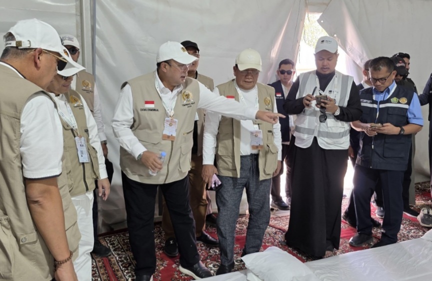 Ketua Timwas Haji DPR RI, Cucun Ahmad Syamsurijal memimpin inspeksi ke tenda jemaah haji Indonesia di Mina, Minggu, 1 Juni 2025.