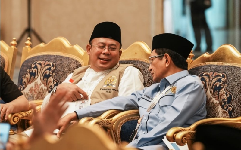 Ketua Timwas DPR RI, Cucun Ahmad Syamsurijal berbincang dengan Menteri Agama, Nasaruddin Umar di sela-sela rapat evaluasi pelayanan jemaah haji Indonesia di Arab Saudi, Senin, 2 Juni 2025.