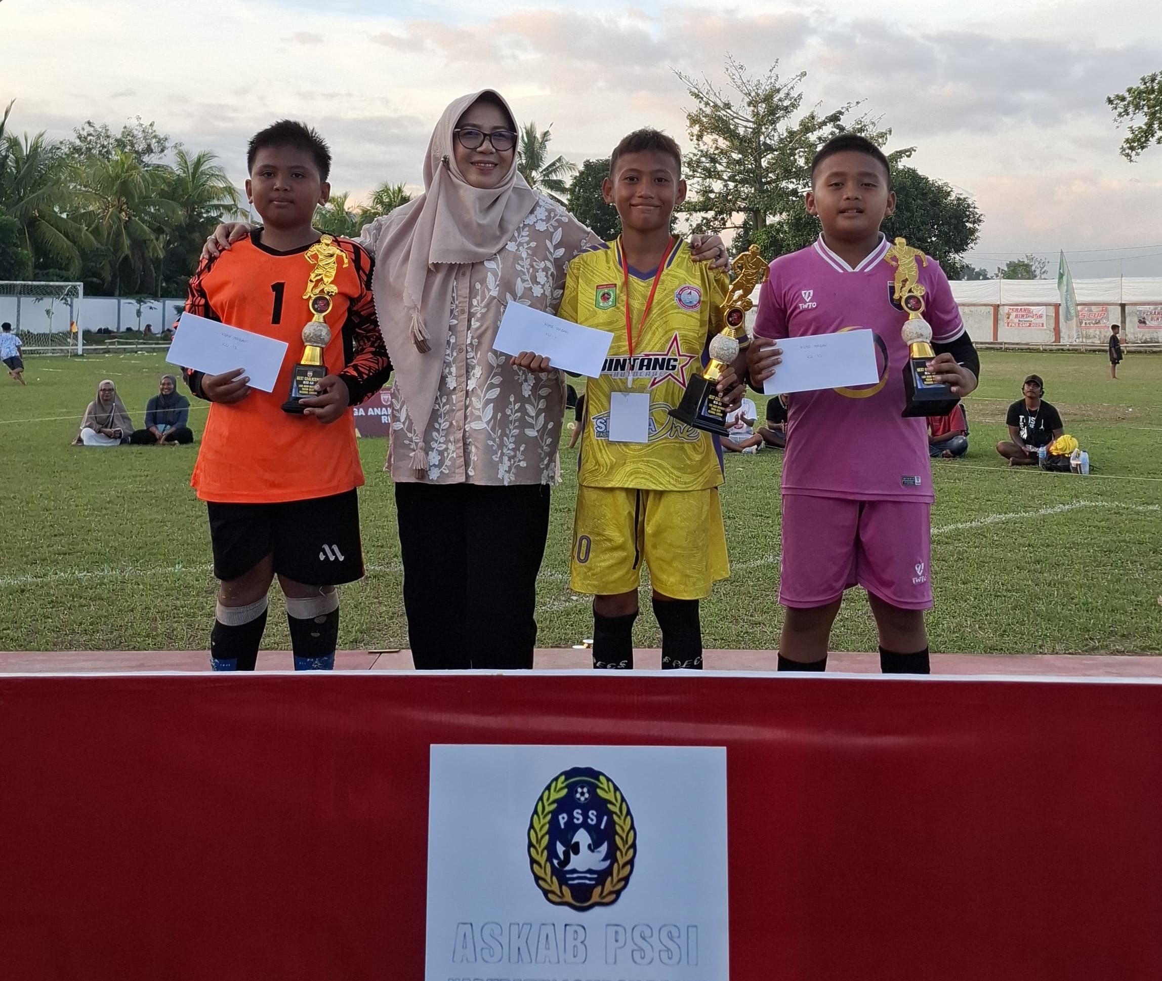 Penjaga gawang BPBA KU-11 Raffa Aditia (dua dari kanan) meraih gelar penjaga gawang terbaik dalam Liga Anak Nasional Regional Lombok KU-11.