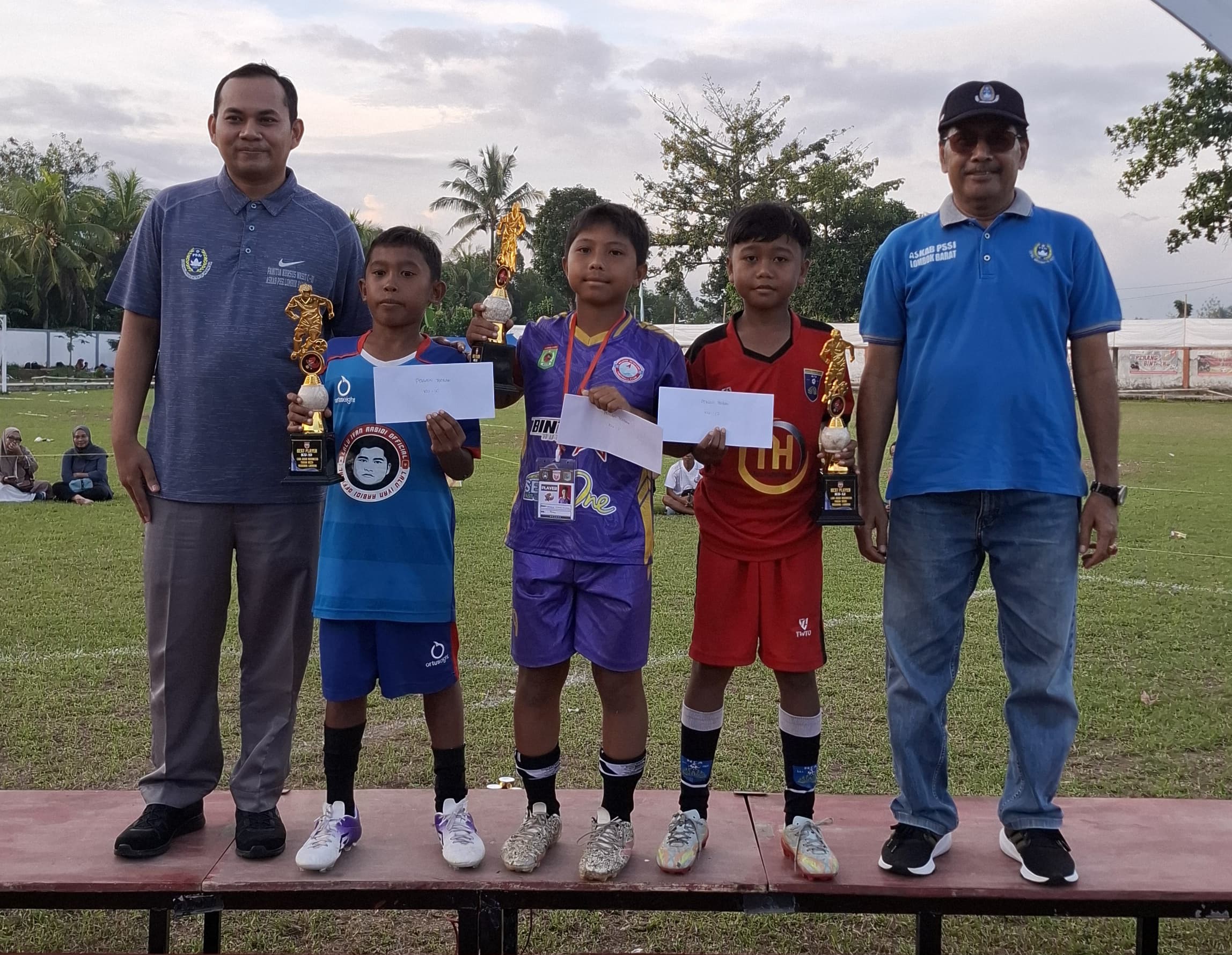 Pemain BPBA KU-11 Gilang Attaya (tengah) mendapatkan gelar pemain terbaik Liga Anak Nasional Regional Lombok.