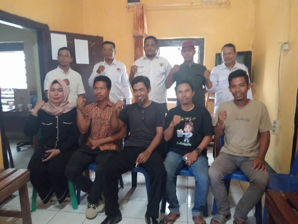 SUDAH DIBENTUK: Pengurus Kopdes Merah Putih Desa Palama berfoto bersama usai pembentukan, beberapa hari lalu.