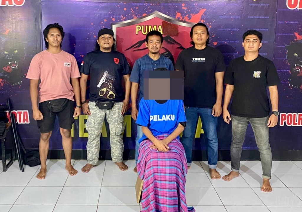 DITANGKAP: Pelaku RA diamankan di Satreskrim Polres Bima Kota, Sabtu (31/5).
