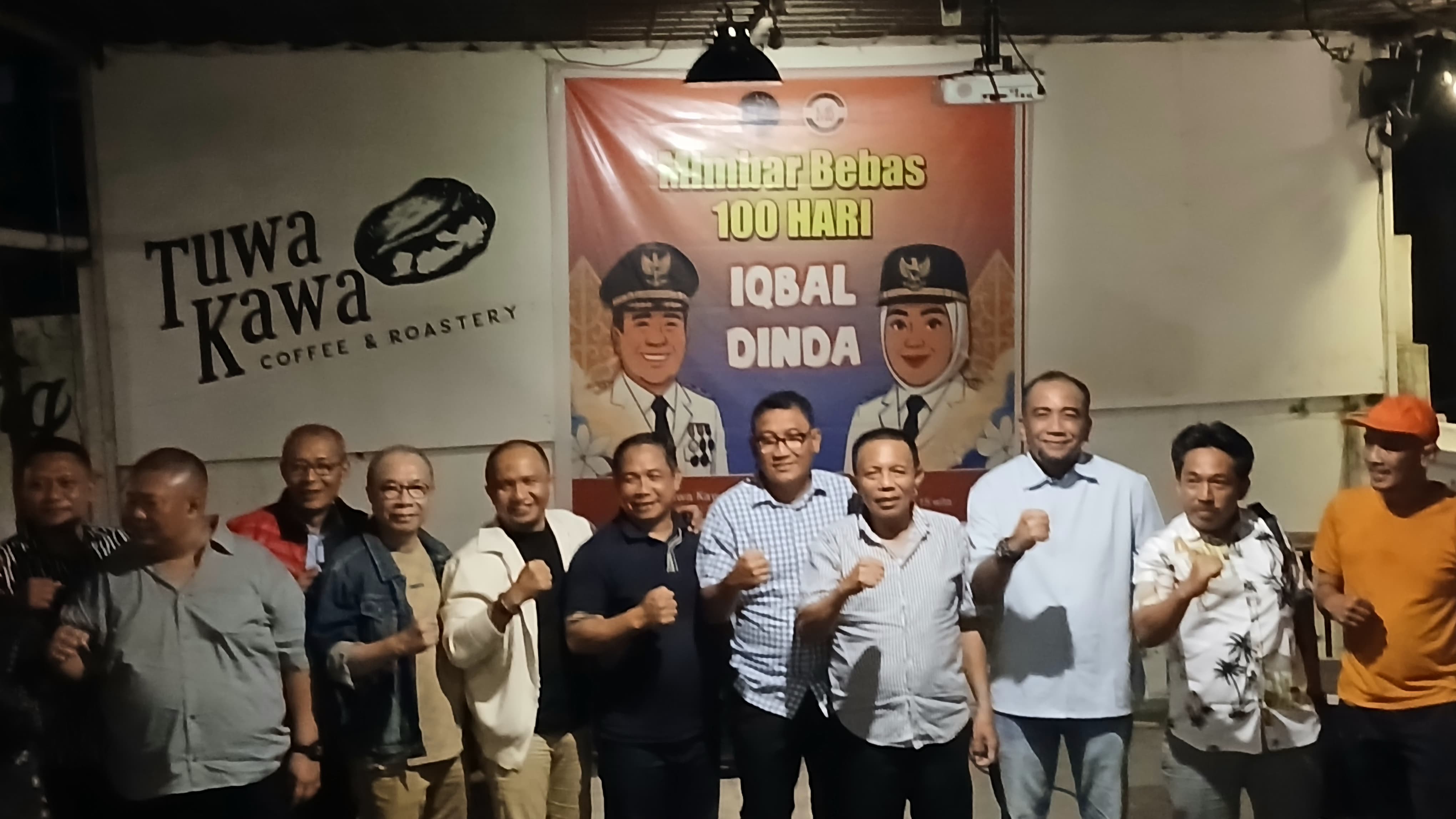 Anggota DPRD NTB Muhammad Aminurlah (tengah) berfoto bersama usai acara