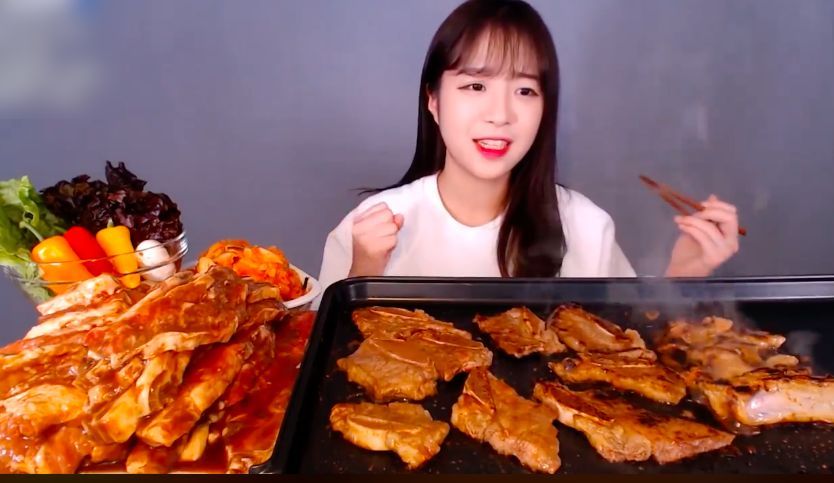 Tinggal sendiri, youtuber mukbang Tzuyang ternyata punya 4 kulkas besar, isinya bikin terkejut