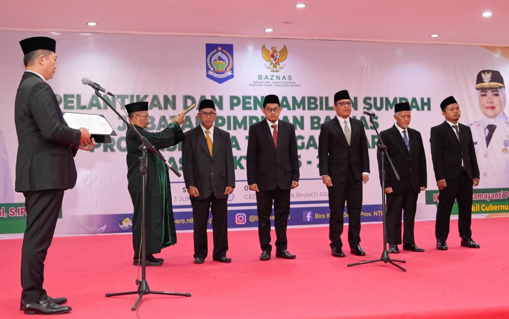 Gubernur NTB Lalu Muhamad Iqbal (kiri) saat melantik pengurus BAZNAS NTB masa bakti 2025 - 2030, Selasa (3/6)