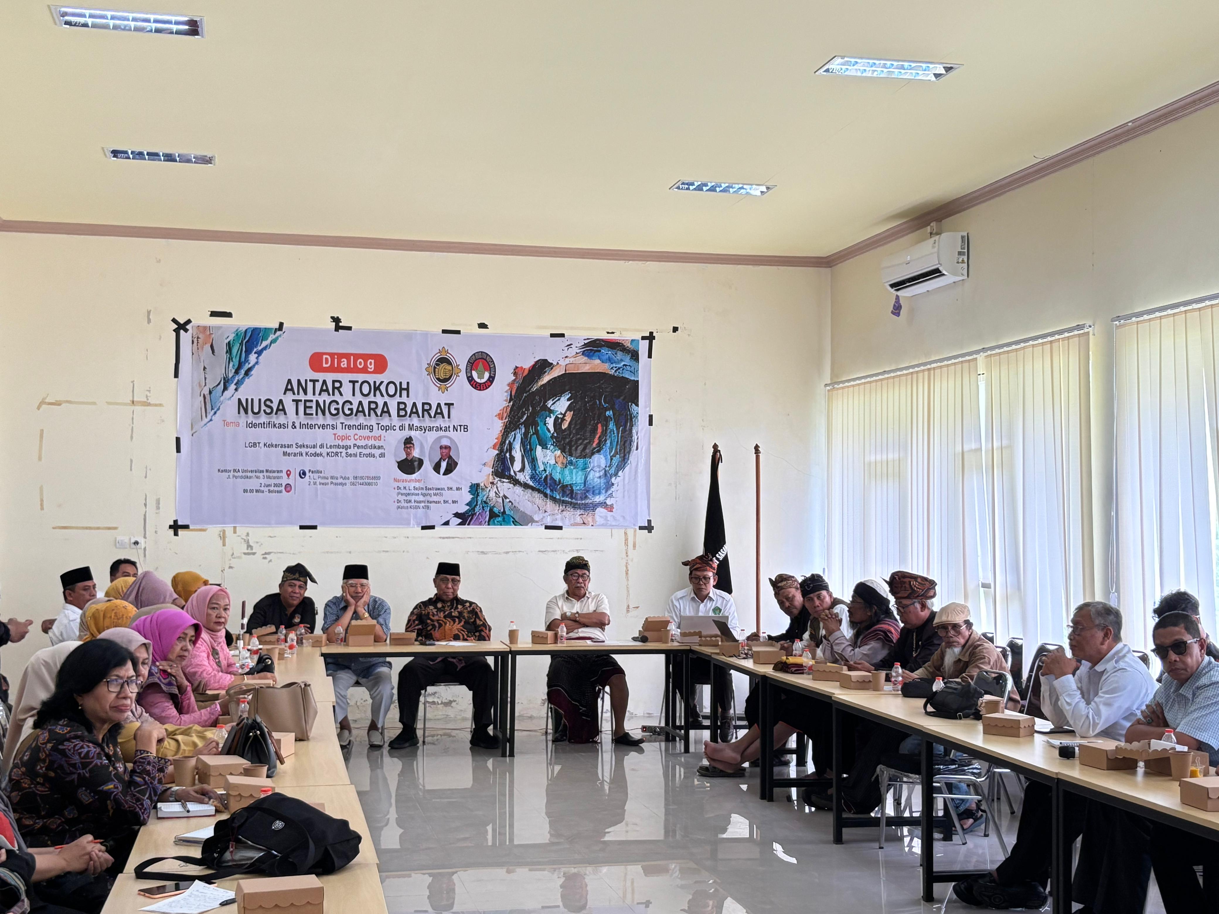 BERI SARAN DAN MASUKAN: Para tokoh di NTB membahas persoalan yang tengah marak terjadi dan menjadi pembahasan publik, yang berlangsung di Sekretariat IKA Alumni Unram, Senin (2/6).