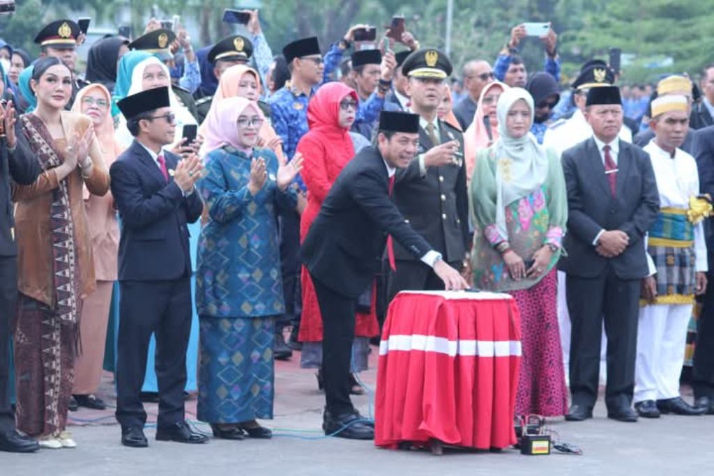 LAUNCHING: Bupati Dompu Bambang Firdaus menekan tombol launching Lakey Fest 2025 usai peringatan Hari Lahir Pancasila di Lapangan Beringin kantor Bupati Dompu, Senin (2/6).