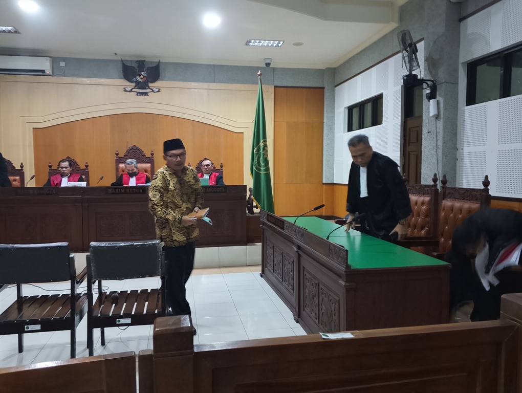 SIDANG PERDANA: Terdakwa korupsi pengelolaan NCC Rosiady Sayuti berjalan ke luar sidang usai menjalani sidang perdana di PN Tipikor Mataram, Senin (2/6).