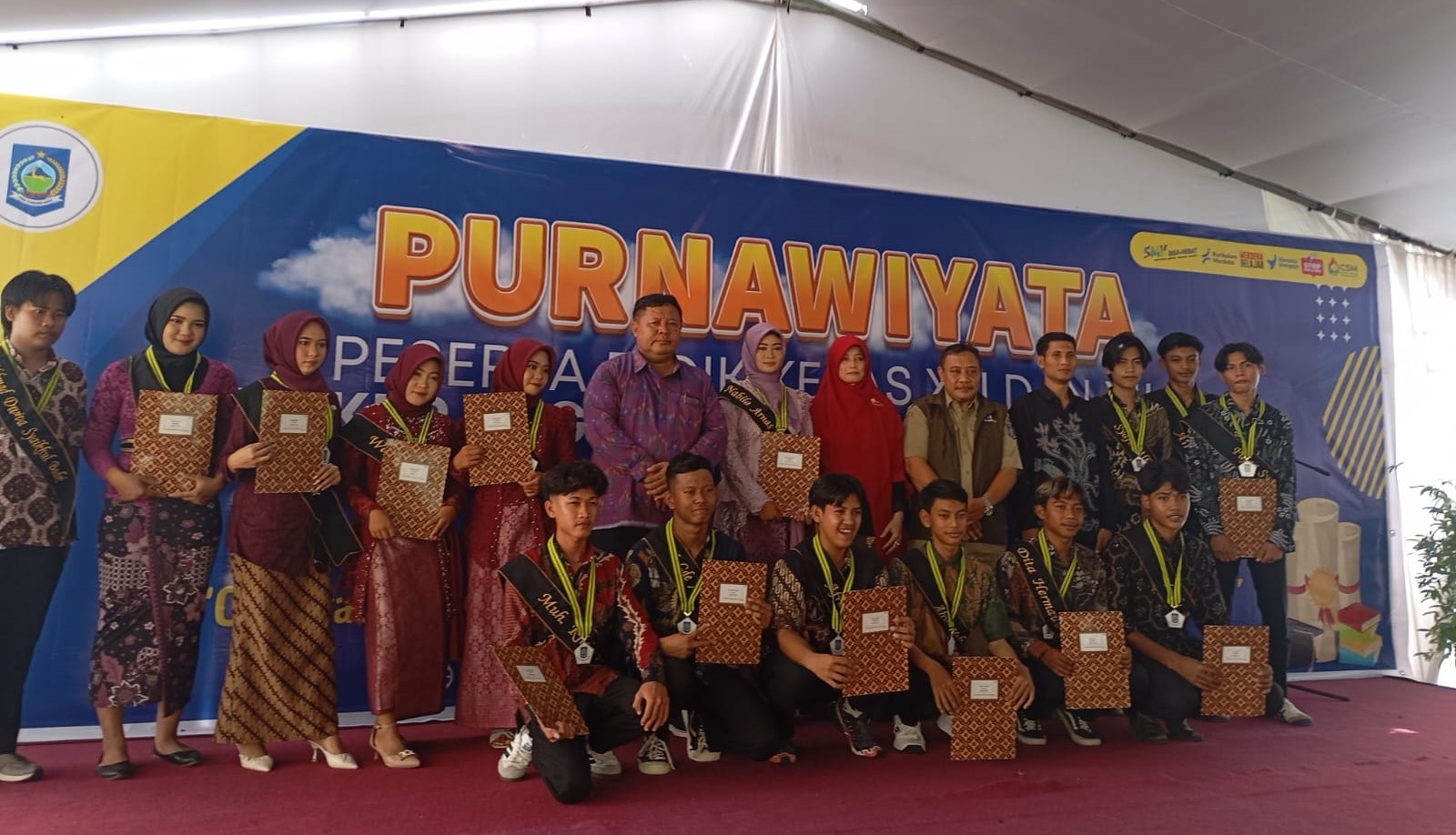 Siswa SMKPPN Mataram kelas XII dan XIII foto bersama kepala sekolah dan guru pada pelepasan di sekolah setempat, Selasa (3/6).