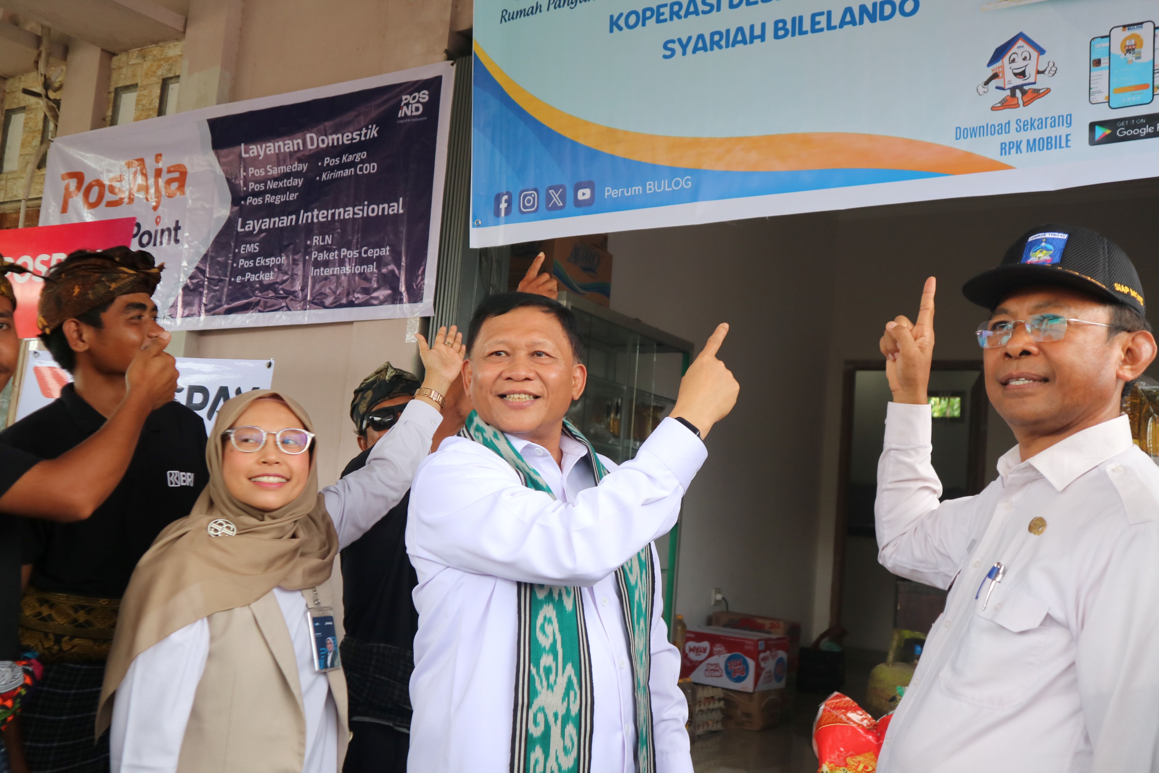 Wamen KP RI Didit Herdiawan Ashaf (dua kiri) didampingi Asisten II Setda Loteng Lendek Jayadi (kanan) dan Pimwil Bulog NTB Sri Muniati (kiri) saat meresmikan KDMP Syariah  Desa Bilelando