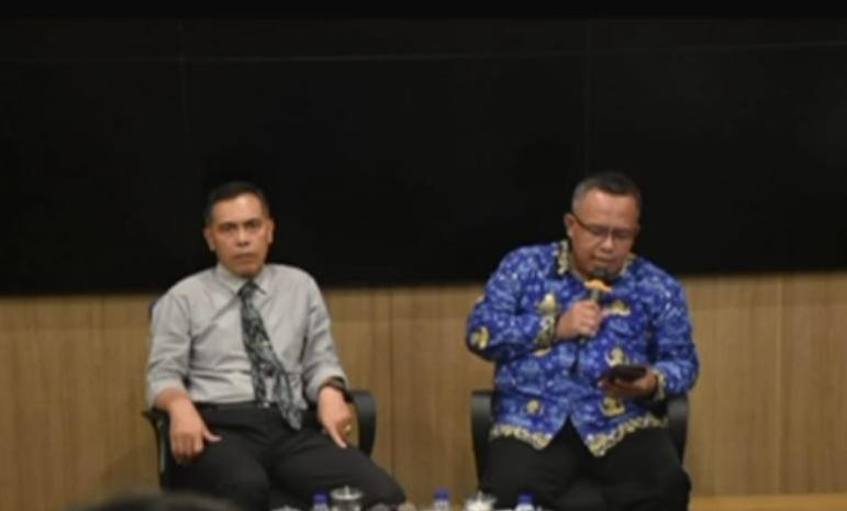 Kadis Kominfotik NTB Yusron Hadi bersama Kadis PUPR NTB Sadimin saat jumpa pers Senin (2/6).