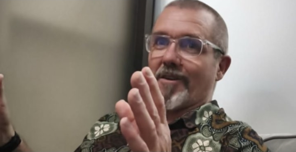 Ian Douglas Wilson membuka tabir tentang bagaimana preman dan ormas menjelma menjadi aktor politik yang punya daya tawar, bukan cuma di jalanan, tapi juga di lingkar elit kekuasaan. (istimewa)