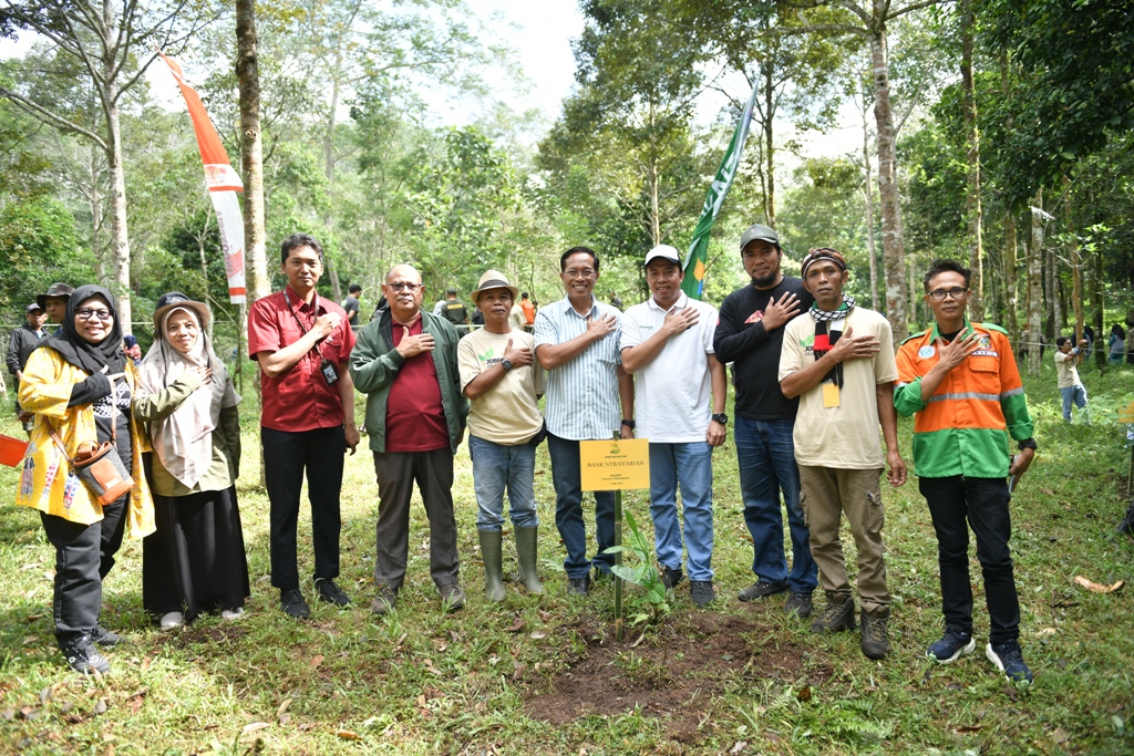 Bank NTB Syariah Lakukan Penanaman Pohon dan Launching Produk Proklim Mart di Kampung Iklim Joben Lestari