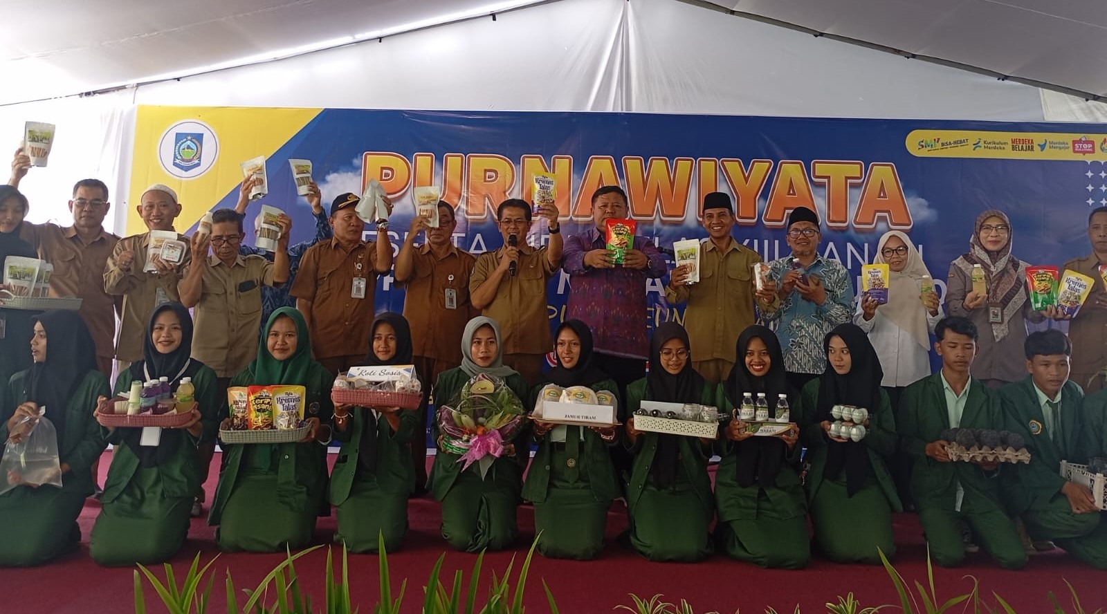 Siswa SMKPPN Mataram bersama tamu undangan menunjukkan produk olahan pangan yang diproduksinya pada pelepasan siswa XII dan XIII di sekolah setempat, Selasa (3/6).