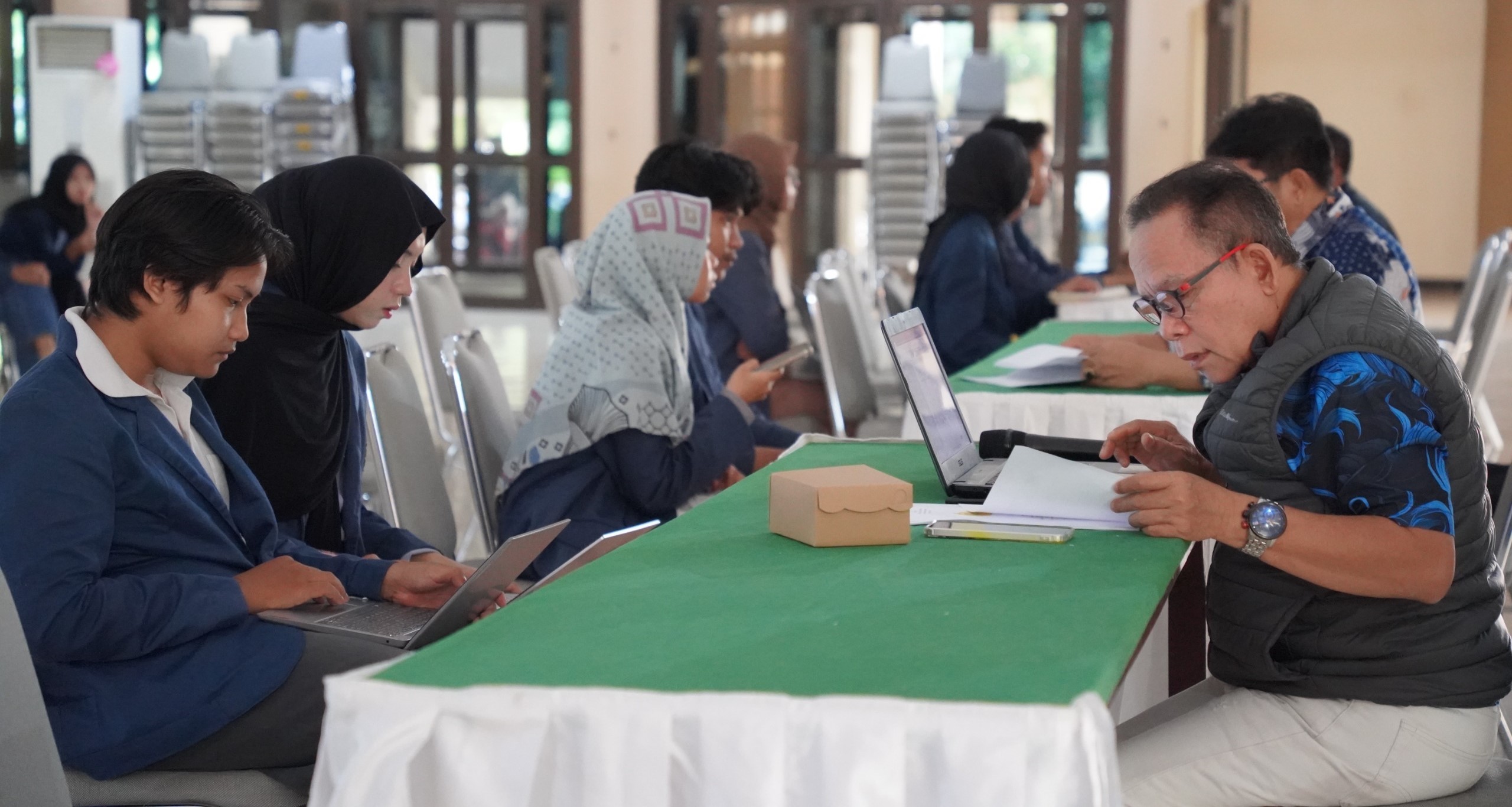 Mahasiswa Unram mengikuti finalisasi coaching dan submit proposal P2MW di Auditorium M Yusuf Abubakar Unram, Senin lalu (2/6).