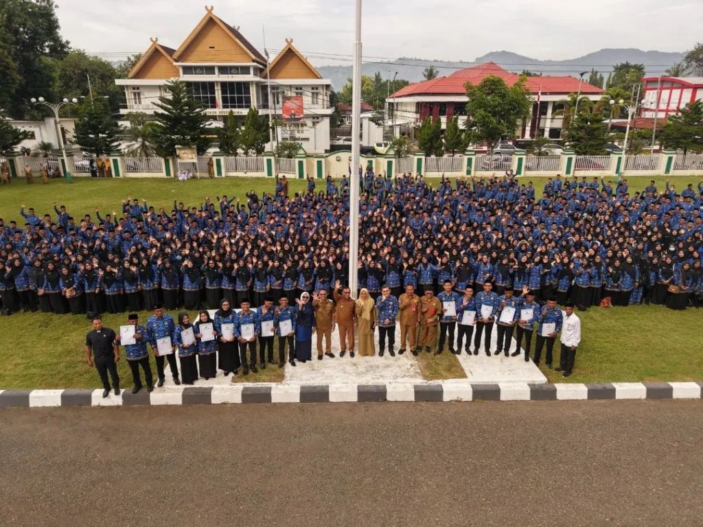 BERFOTO BERSAMA: Wali Kota Bima HA Rahman H Abidin berfoto bersama usai penyerahan SK dengan CPNS dan PPPK di kantor Wali Kota Bima, Senin (3/6).