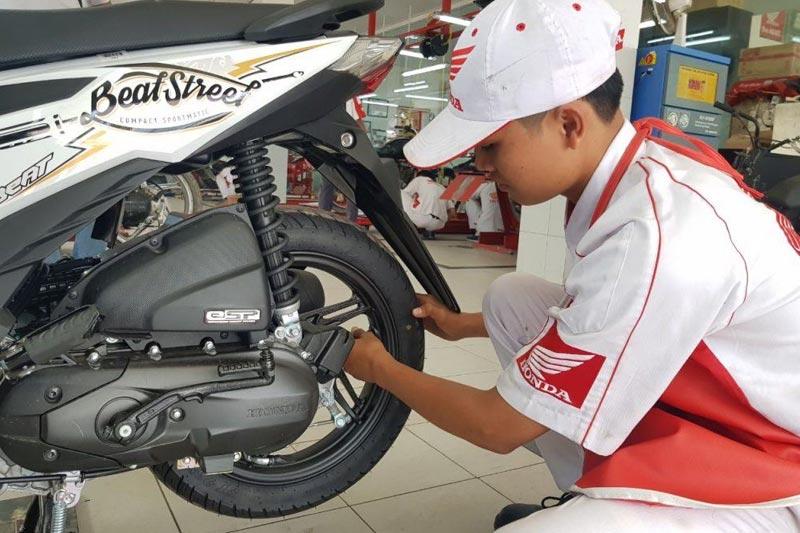 Seorang teknisi Honda saat mengecek kondisi ban salah satu kendaraan, beberapa waktu lalu.