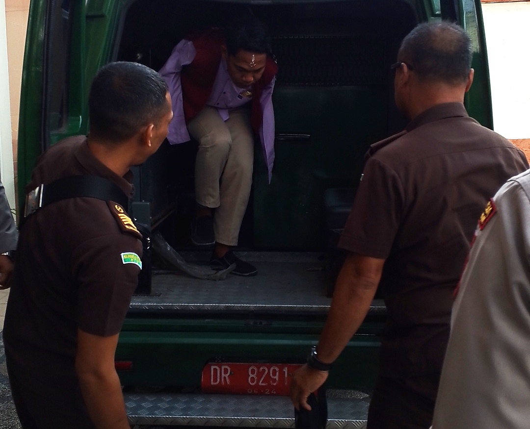 BELUM TERIMA VONIS: Terdakwa pelecehan seksual IWAS alias Agus Buntung turun dari mobil tahanan jaksa di PN Mataram, beberapa waktu lalu.&nbsp;