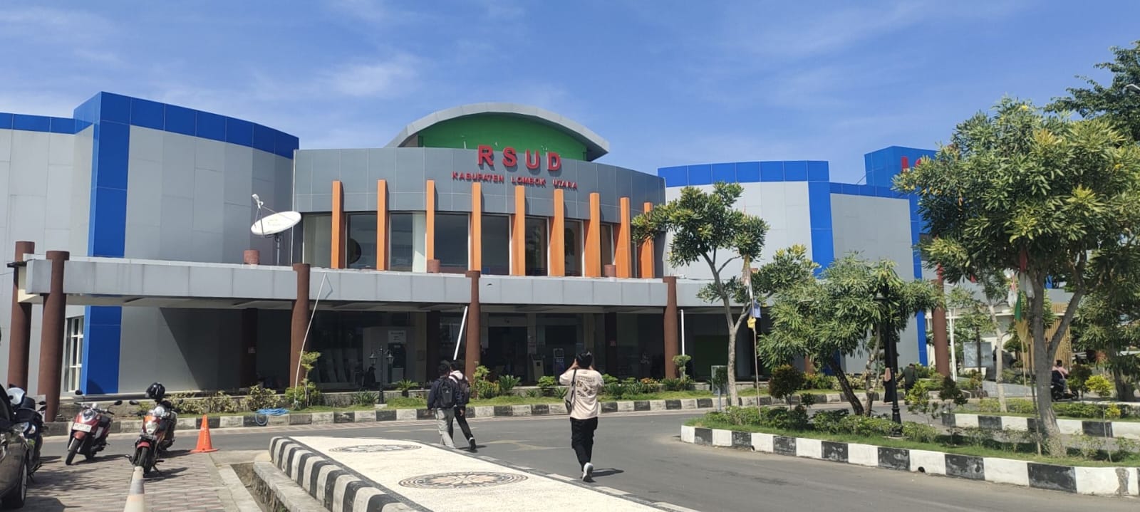 TETAP WASPADA: Tampak warga baru datang di RSUD KLU. Dikes KLU membantah adanya kasus covid-19 baru yang muncul.