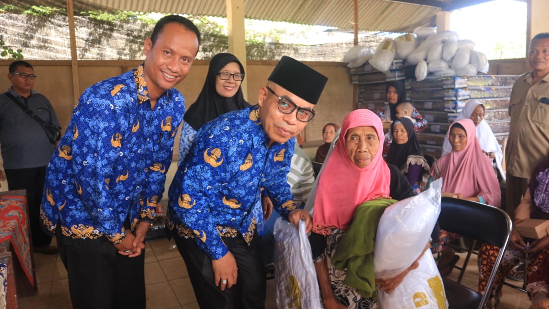 BERI BANTUAN: Kepala Dinas Sosial Lobar Lalu Winengan didampingi Camat Lembar Agus Sutrisman saat menyalurkan bantuan hidup layak kepada warga, Senin (2/5).
