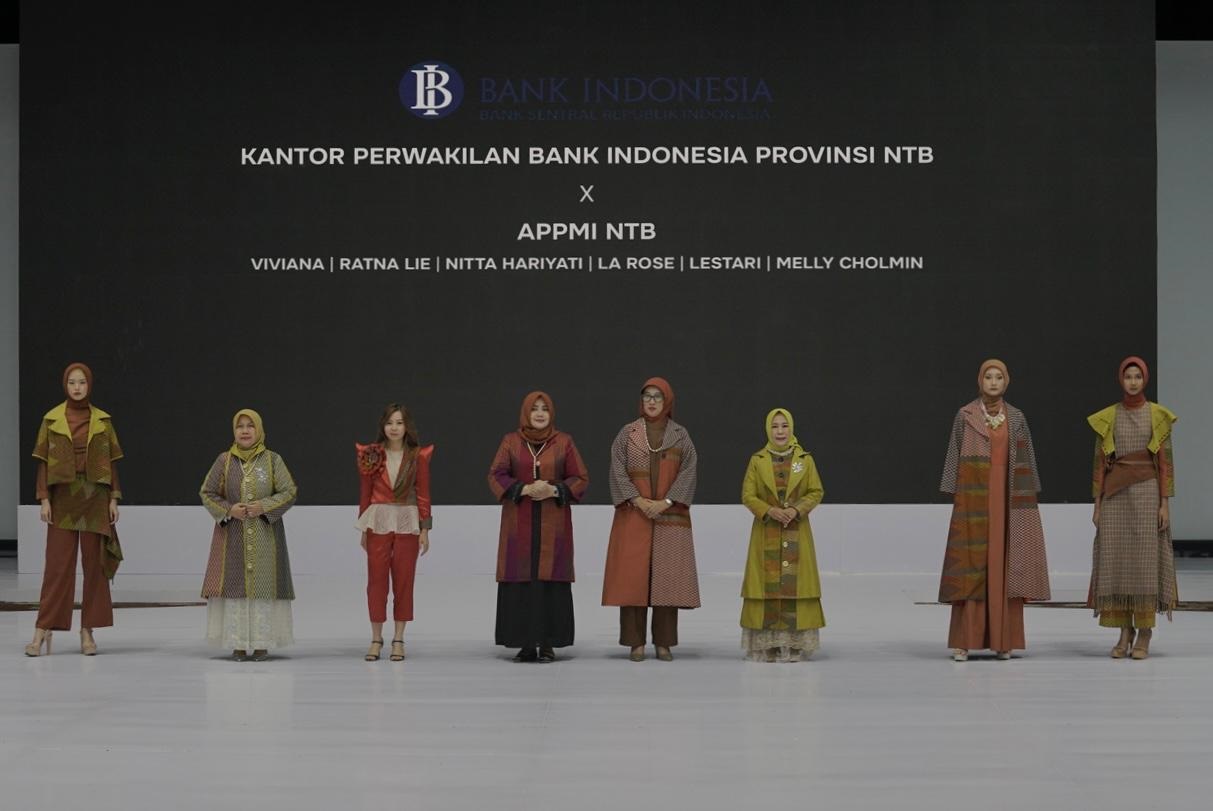 Busana tenun Muna Pa&rsquo;a asal Dompu tampil memukau di IFW 2025.