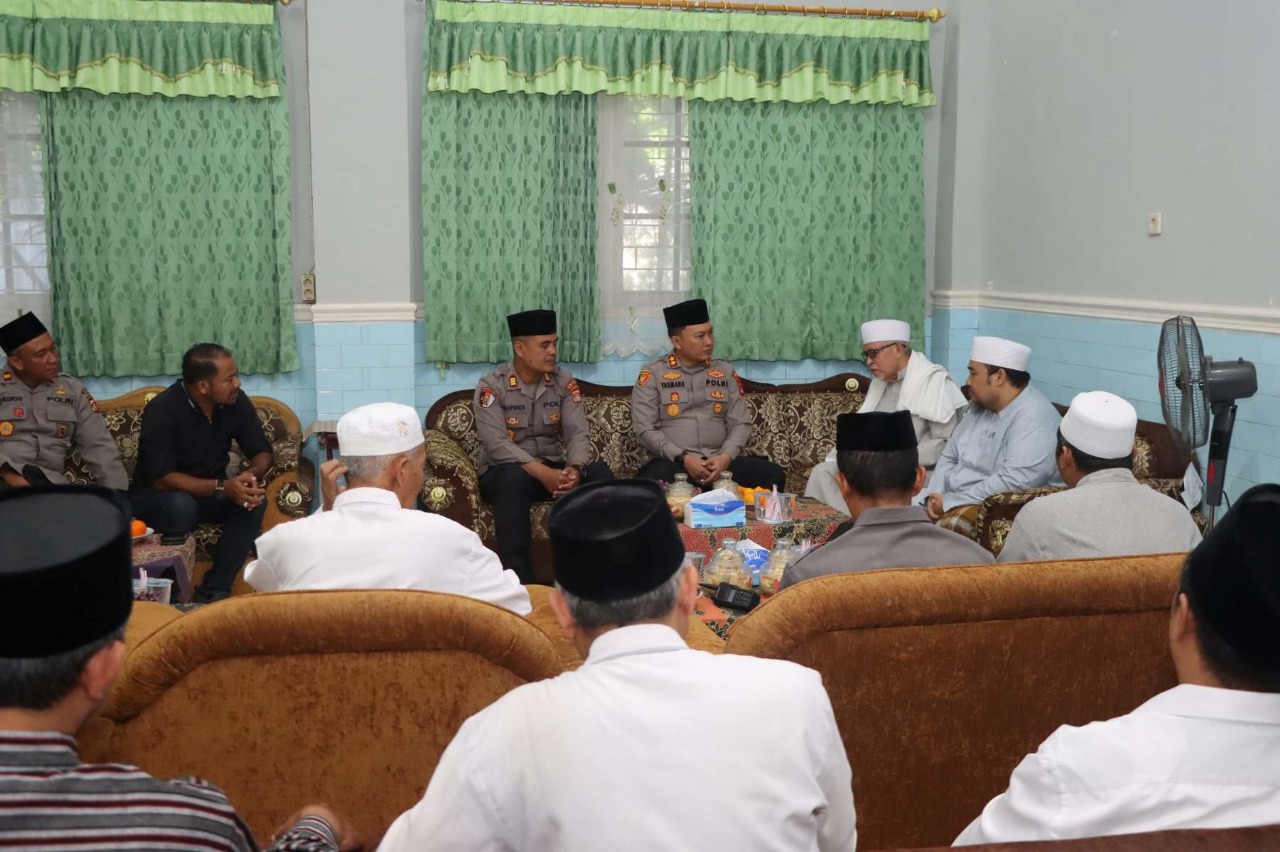 BERSINERGI: Kapolres Lobar AKBP Yasmara Harahap bersama jajaran berkunjung ke Ponpes Nurul Hakim, Selasa (3/6).