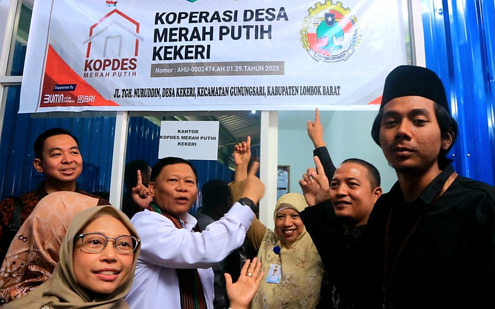 DIRESMIKAN: Wamen KP Didit Herdiawan bersama Wakil Bupati Lobar Nurul Adha saat meninjau dan meresmikan Koperasi Merah Putih Desa Kekeri, Kecamatan Gunungsari, Selasa (3/6).