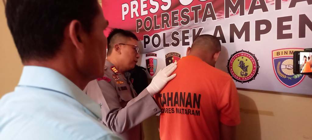 DITANGKAP: Kapolsek Ampenan AKP I Gede Sukarta menginterogasi tersangka kasus penggelapan dalam perusahaan di Mapolsek setempat, Selasa (3/6).&nbsp;