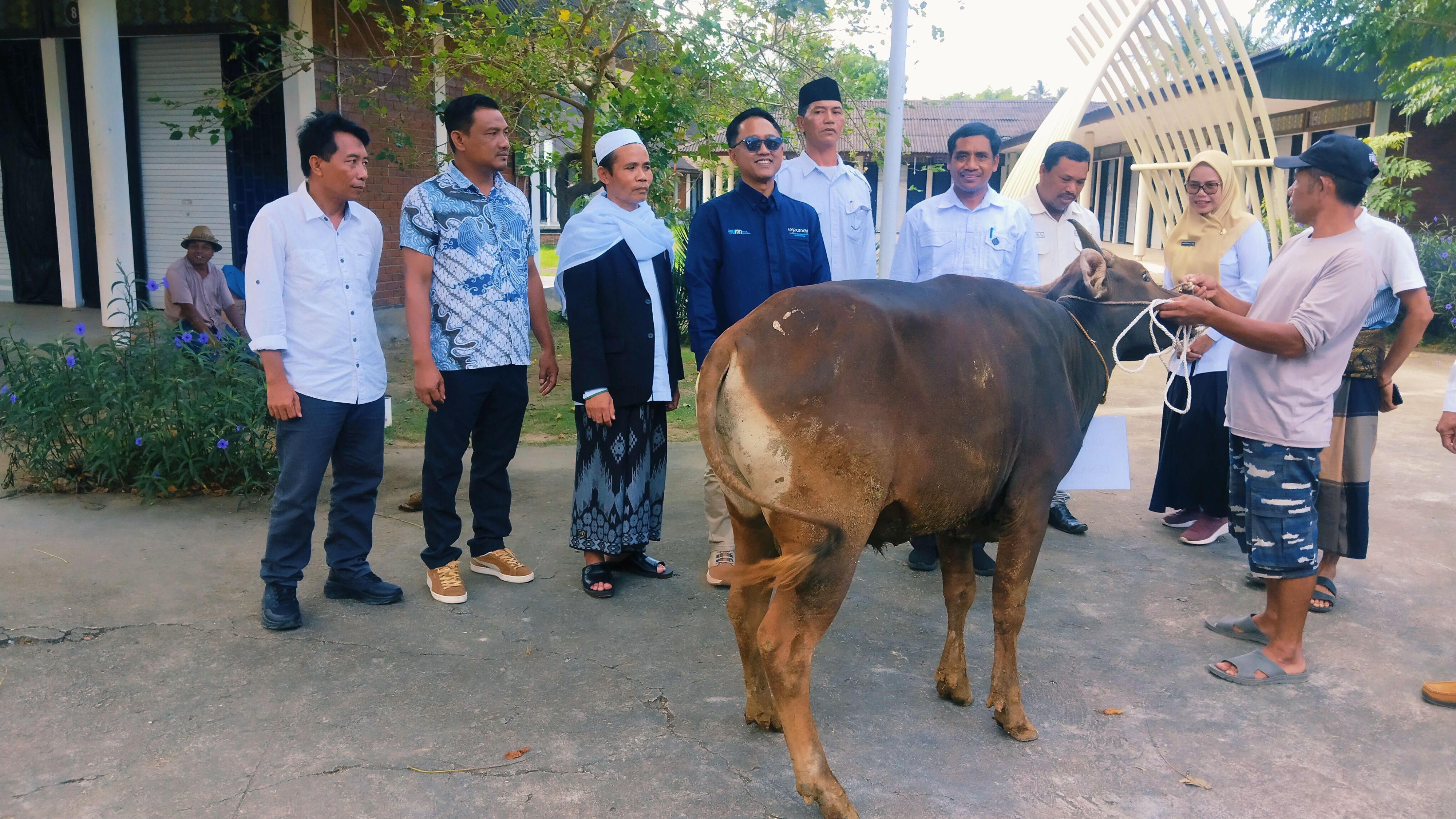 GM The Mandalika Wahyu M Nugroho (baju biru) secara simbolis menyerahkan sepuluh ekor sapi hewan kurban kepada tujuh desa penyangga KEK Mandalika di Bazaar Mandalika, Kuta, Lombok Tengah, Rabu (4/6)