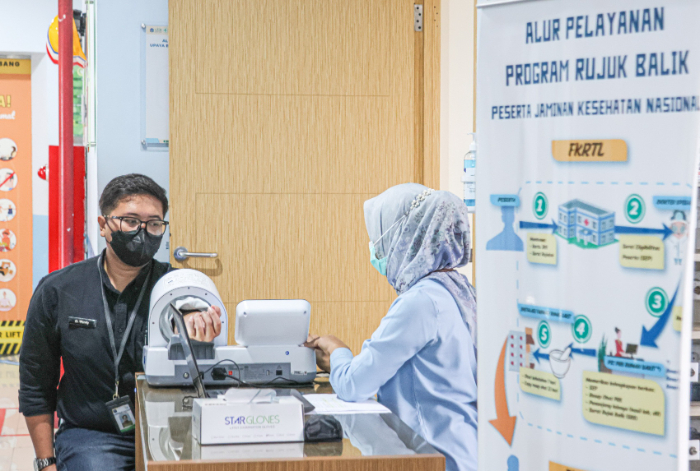 Warga Jakarta sedang melakukan cek kesehatan gratis di puskesmas. Mulai depan program cek kesehatan gratis akan menyamar sekolah.