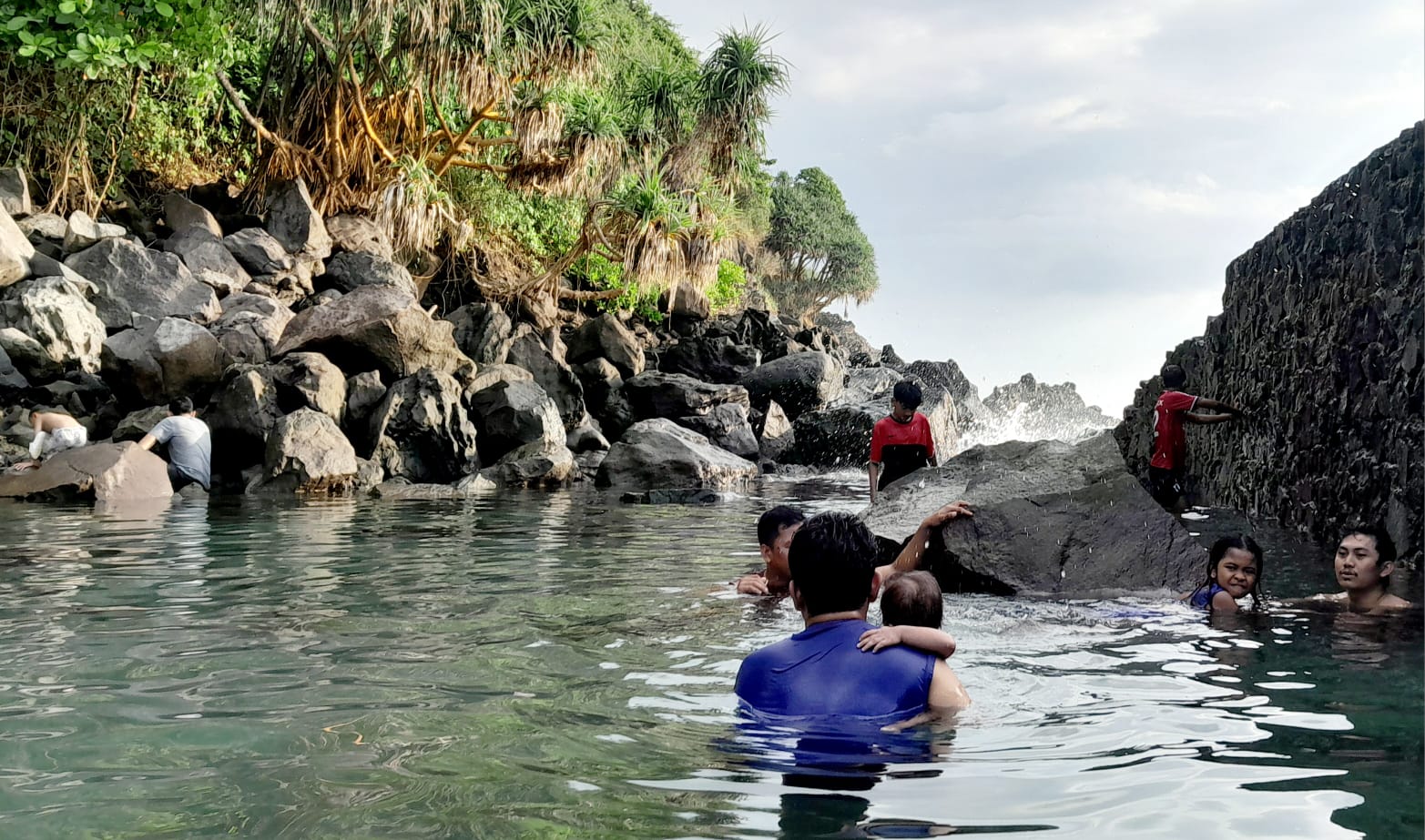 VIRAL: Pantai Alang-alang di Desa Senggigi menjadi salah satu daya tarik pariwisata Senggigi yang sedang viral.