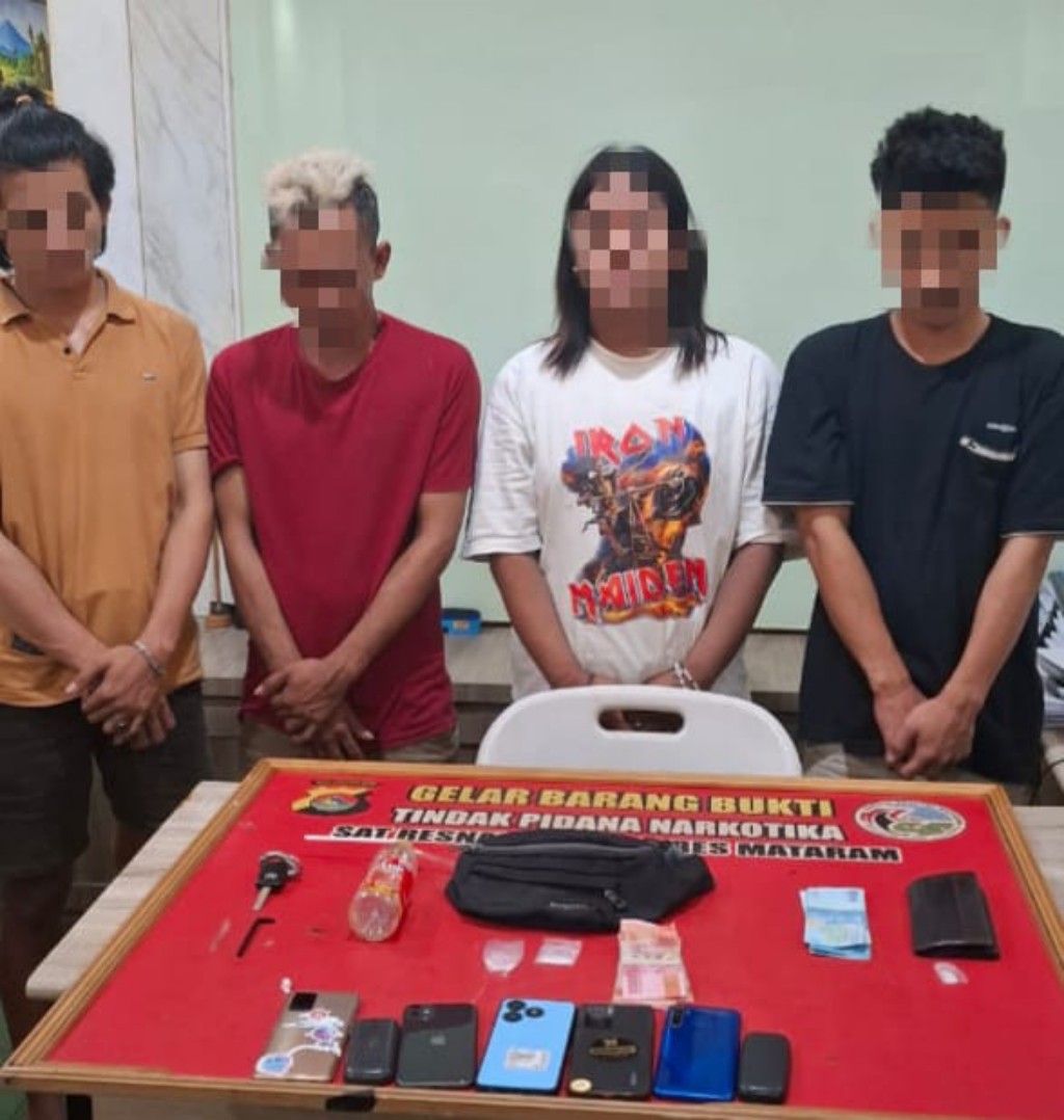DITANGKAP: Sejumlah pelaku peredaran narkoba ditunjukkan barang buktinya saat diamankan ke Mapolresta Mataram, Rabu (4/6).&nbsp;