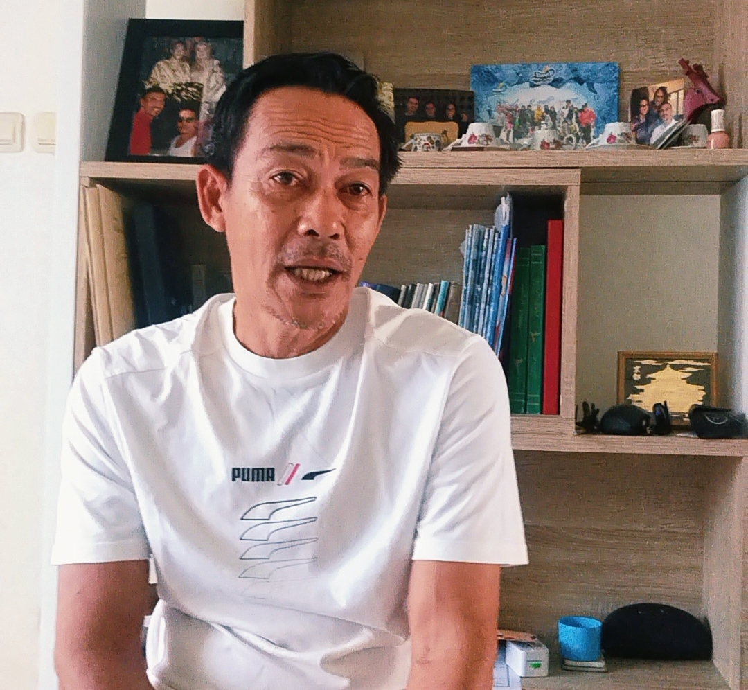 Edi Mulyadi, ayah dari Emil Audero kiper Timnas Indonesia saat diwawancara dikediamannya, Praya, Lombok Tengah.