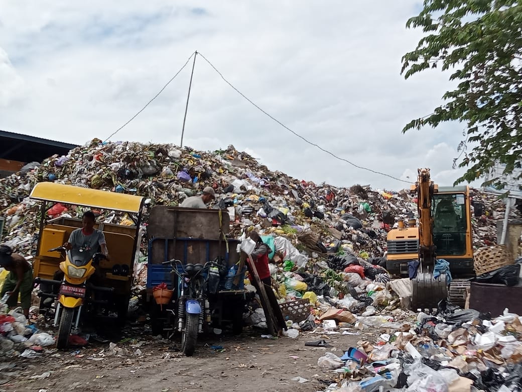 MENUMPUK : Tumpukan sampah menggunung di TPS Sandubaya, Kota Mataram yang lebih dari tiga ribuan ton beberapa waktu lalu.&nbsp;