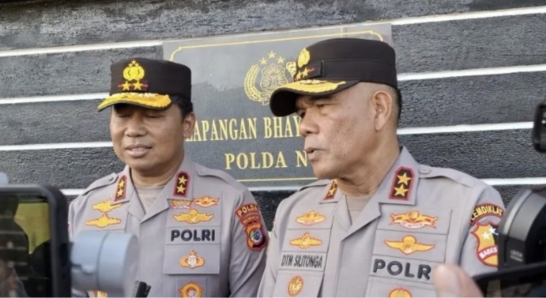 Kapolda NTT Irjen Pol Rudi Darmoko (kiri) dan mantan Kapolda NTT Irjen Pol Daniel Tahi Monang saat diwawancara di Mapolda NTT, Selasa (3/6). (Foto: ANTARA)