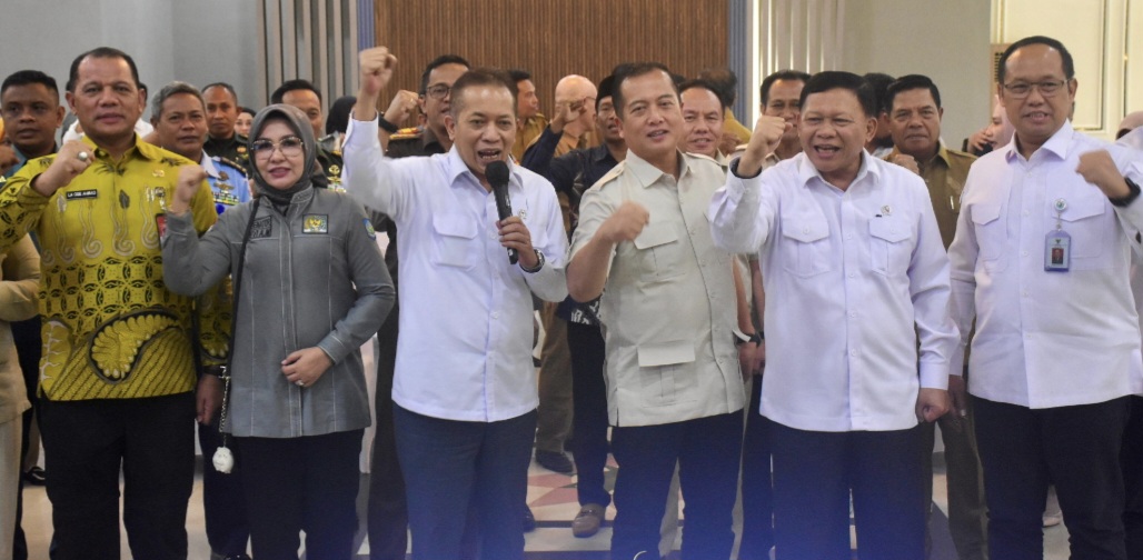 GERAK CEPAT: Gubernur NTB Lalu Muhamad Iqbal bersama Wamen Koperasi Ferry Juliantono, Wamen Kelautan dan Perikanan Didit Herdiawan dan para kepala daerah se-NTB hadir untuk mendukung percepatan KMP.